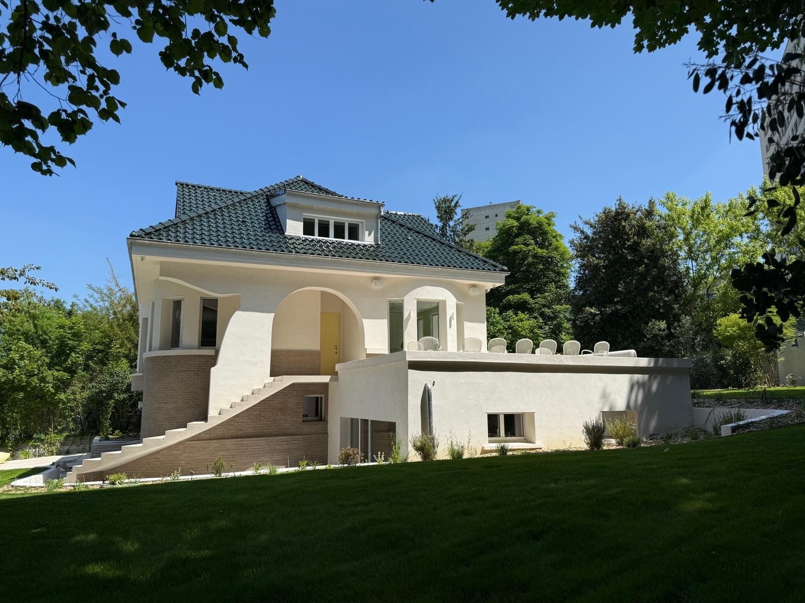 Murmures guesthouse exterior — classic villa with stone stairs and terrace, Le Pecq near Versailles