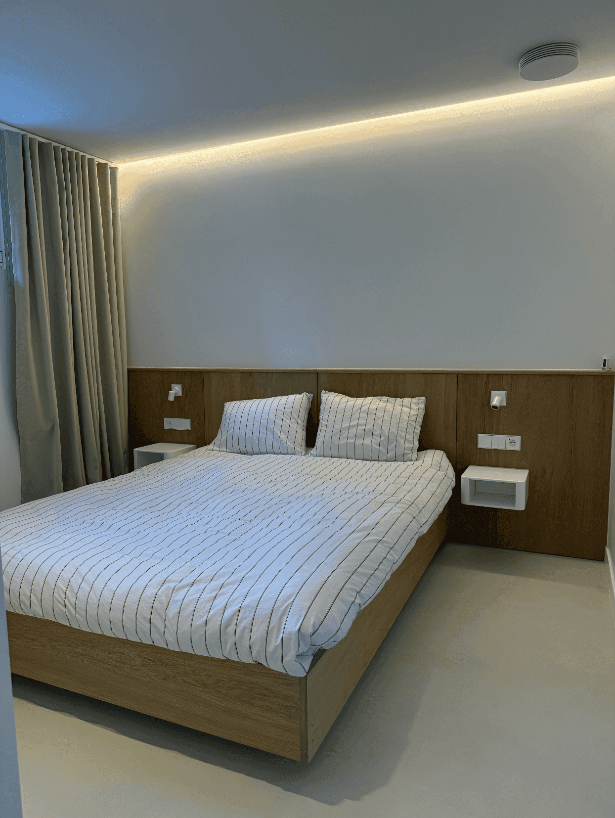 Private Suite bedroom at Murmures — custom French oak headboard and ambient lighting, luxury guesthouse near Paris