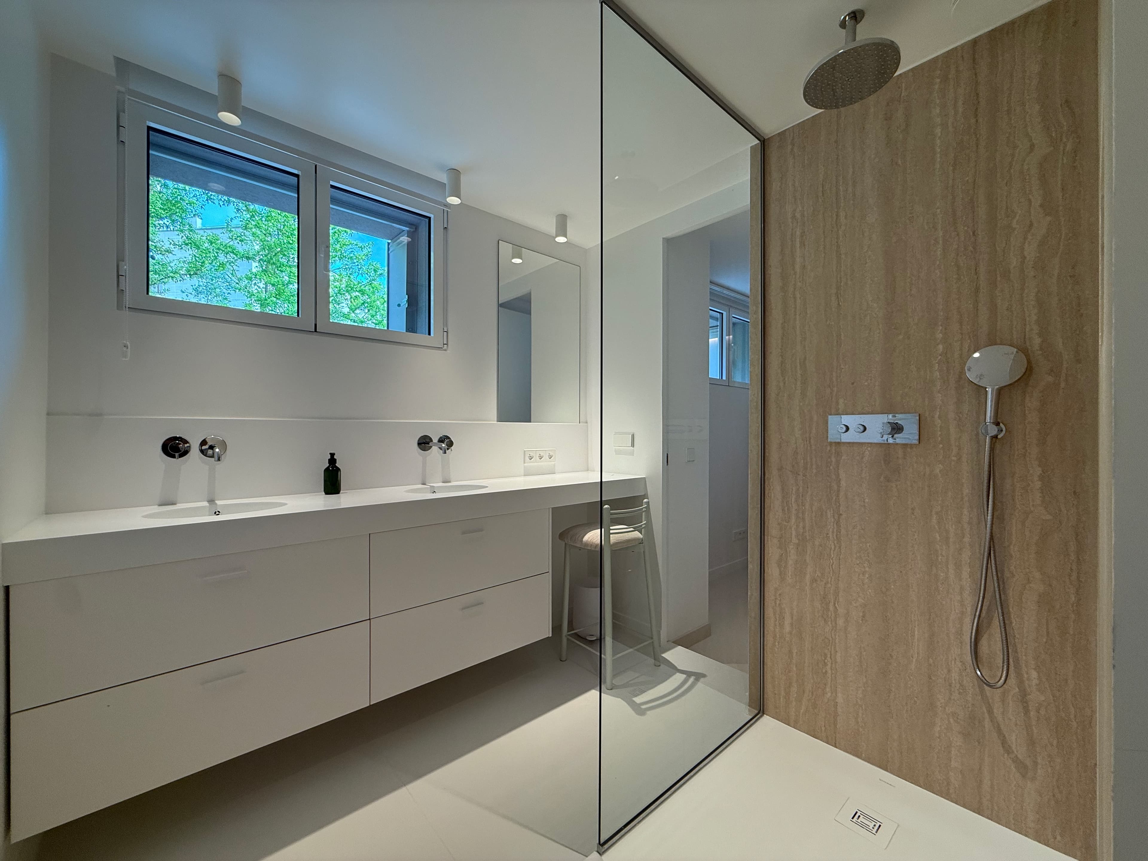 Murmures — suite bedroom with ambient lighting