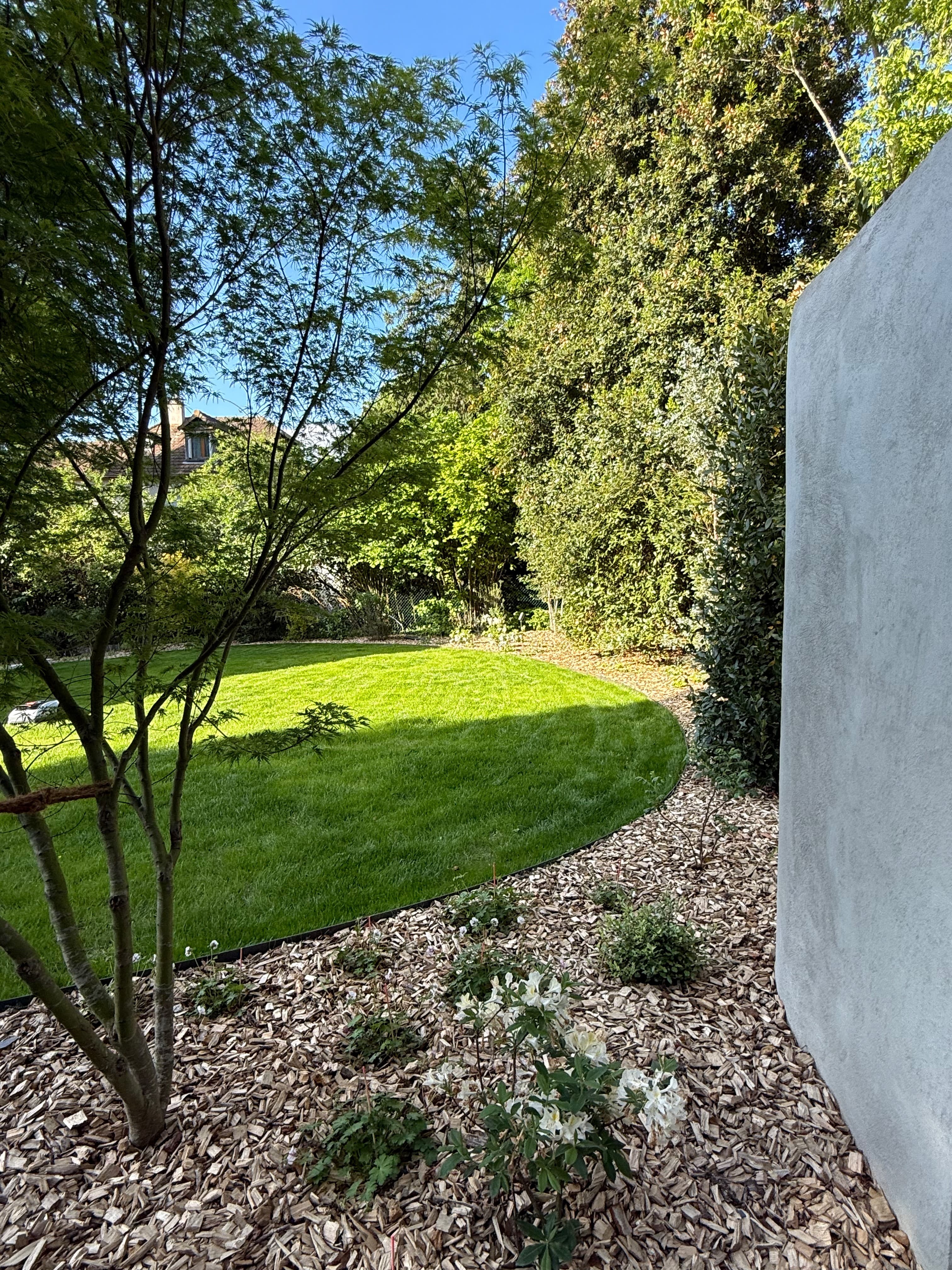 Landscaped garden at Murmures — 950m2 private garden, luxury guesthouse Le Pecq Yvelines